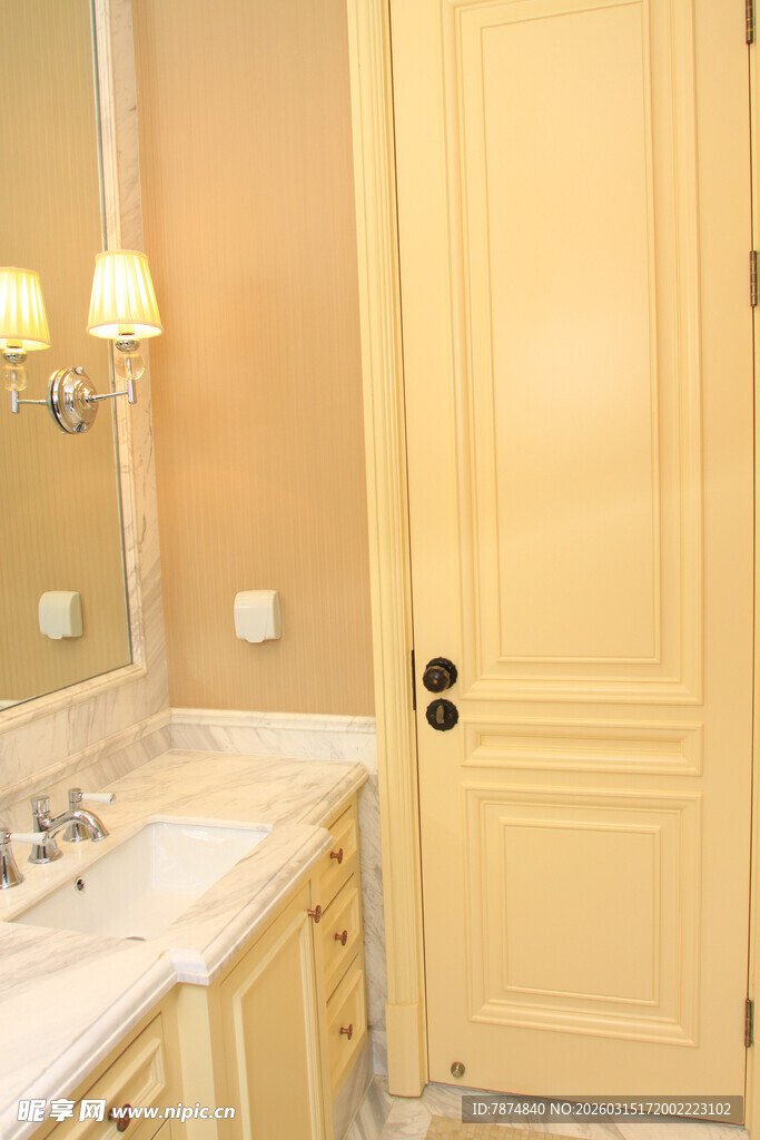 简约浴室的米黄色门与洗手台