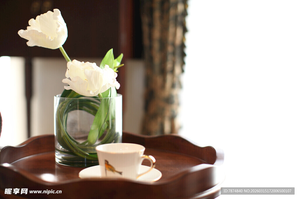 花瓶中的白花与温馨咖啡杯