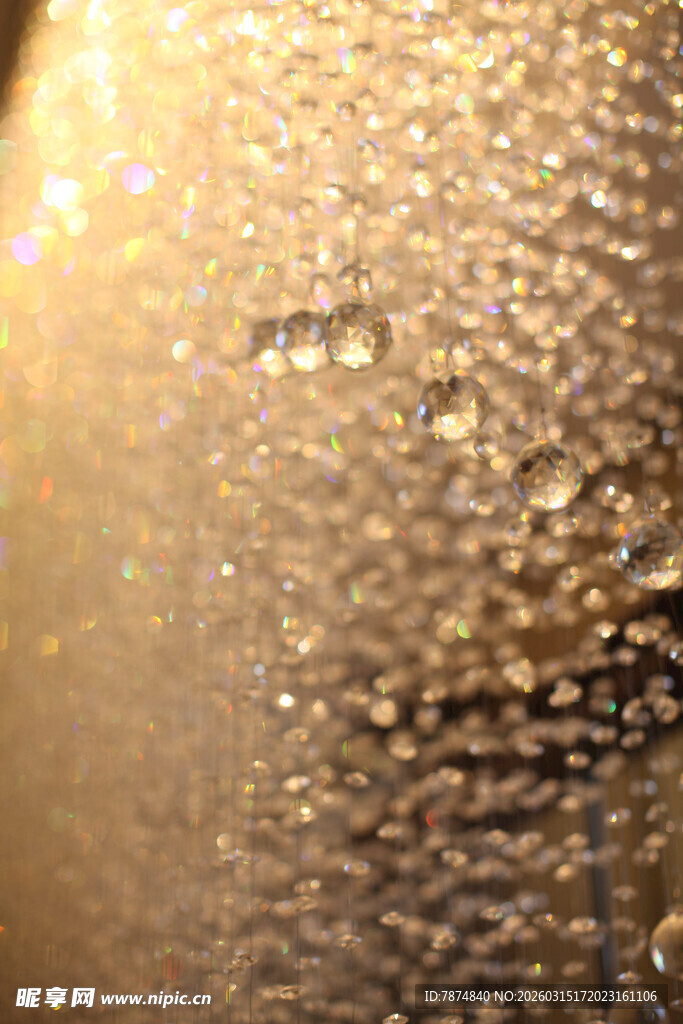 水珠覆盖的闪亮金属表面