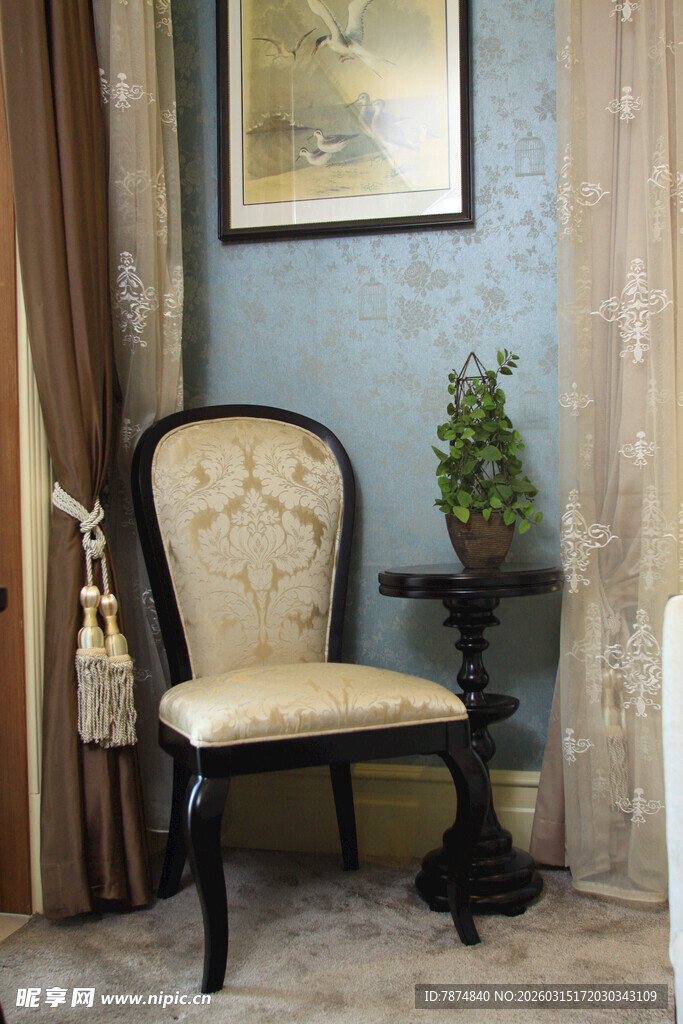 复古风单人椅搭配小绿植
