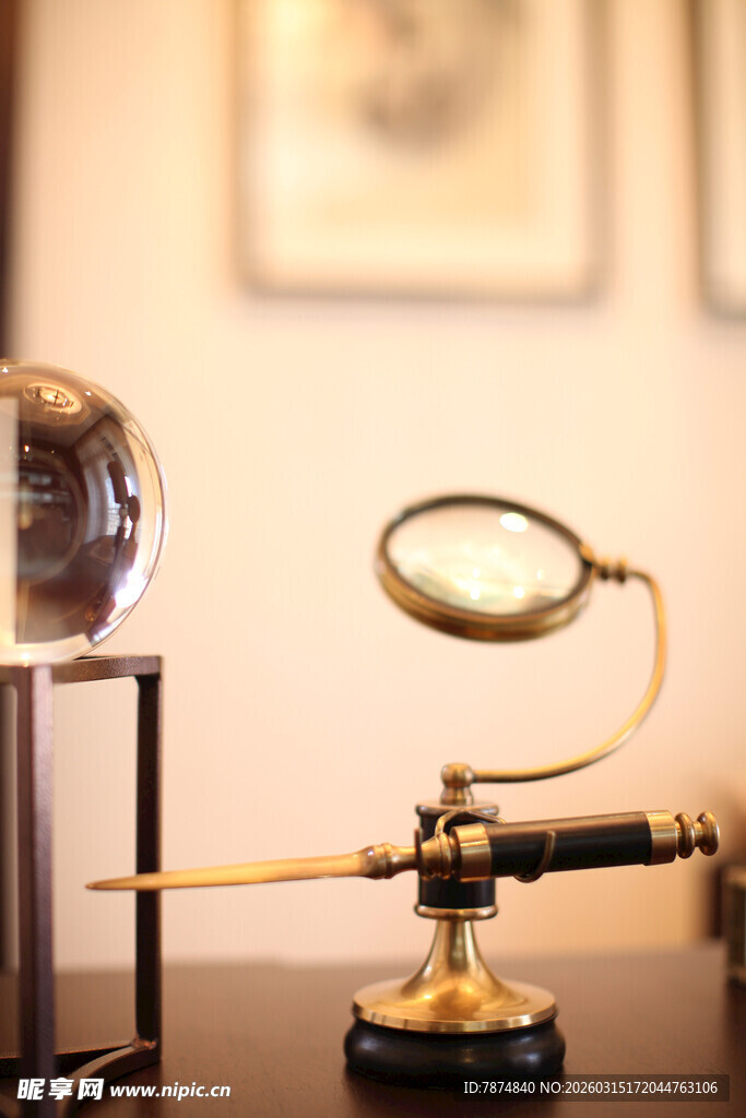 复古黄铜放大镜与摆件