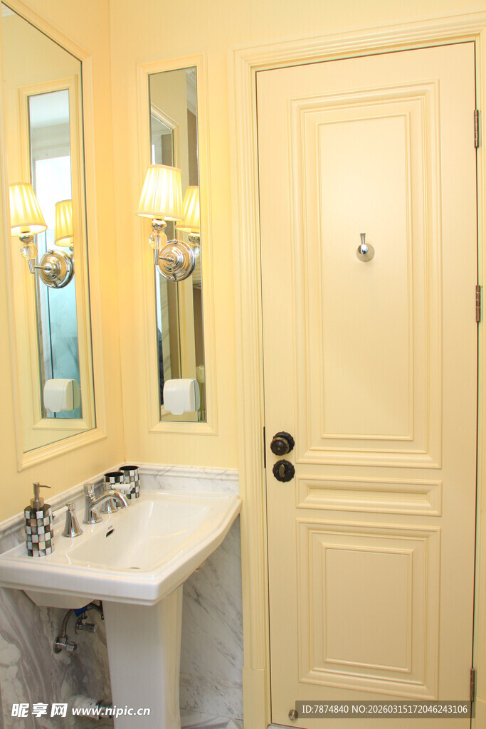 简约米色浴室门与洗手台