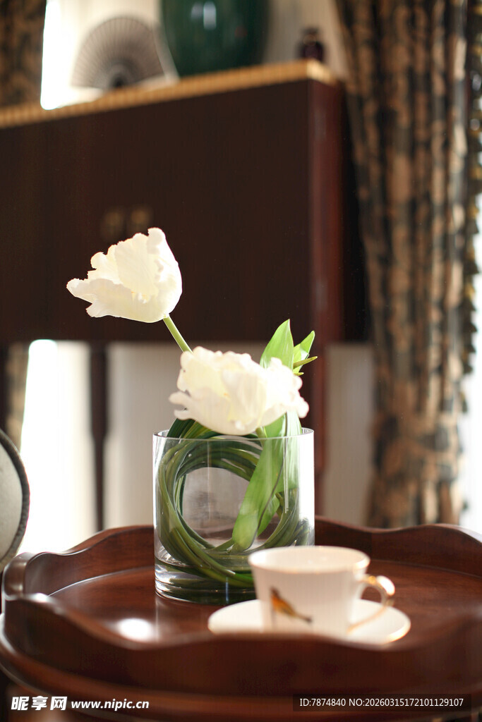 花瓶中的白玫瑰与茶杯