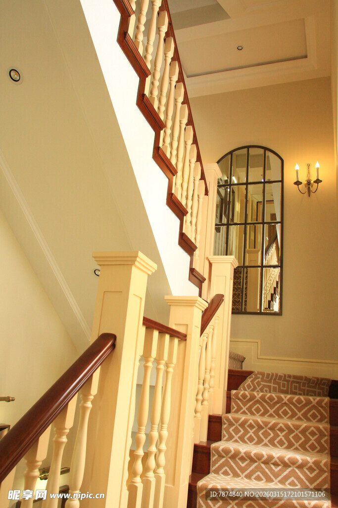 优雅室内木质旋转楼梯