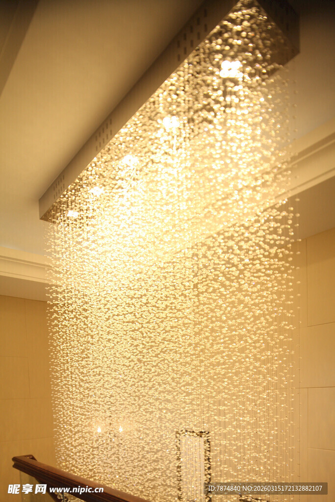 璀璨水晶吊灯照亮室内空间