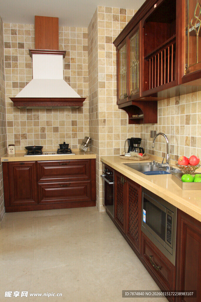 现代风格温馨厨房空间