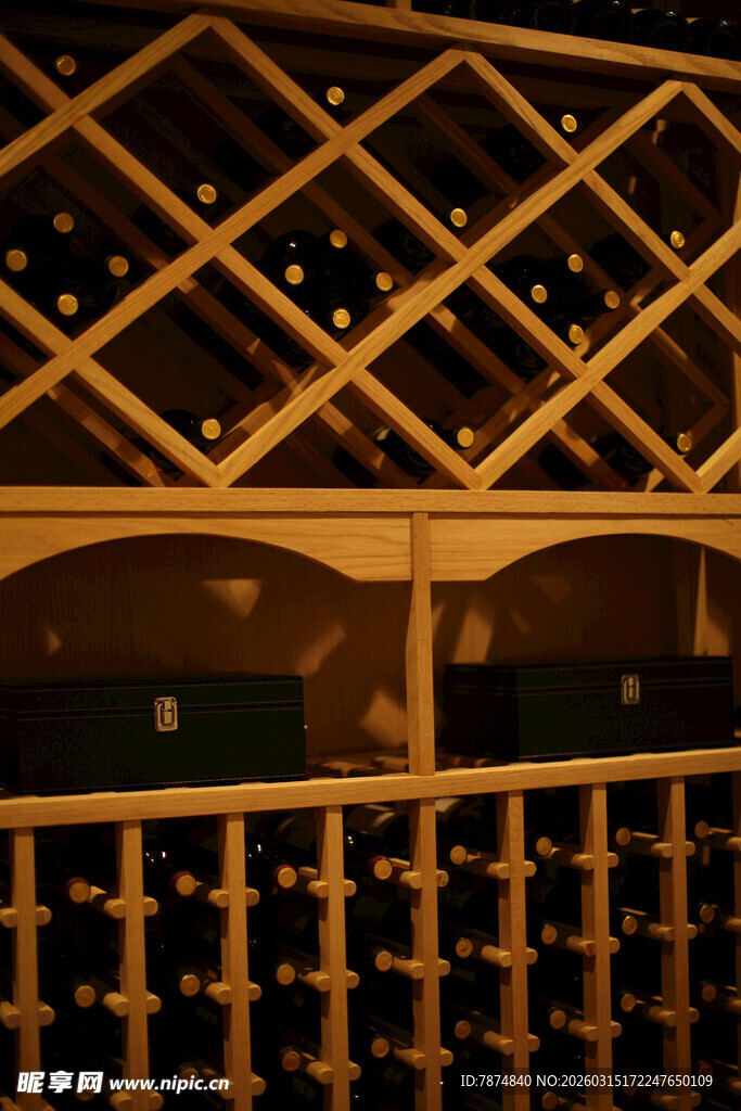 精致酒窖 排列整齐的酒架