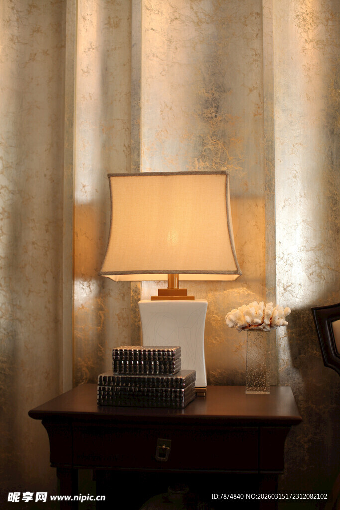 温馨卧室台灯下静谧场景