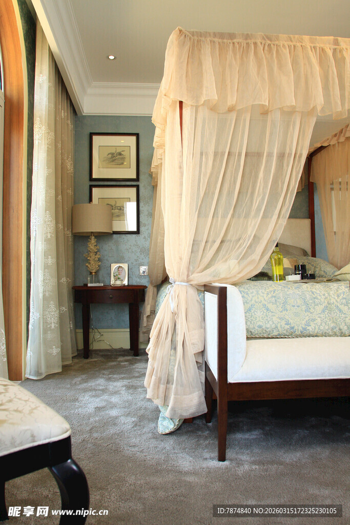 优雅四柱床卧室温馨场景