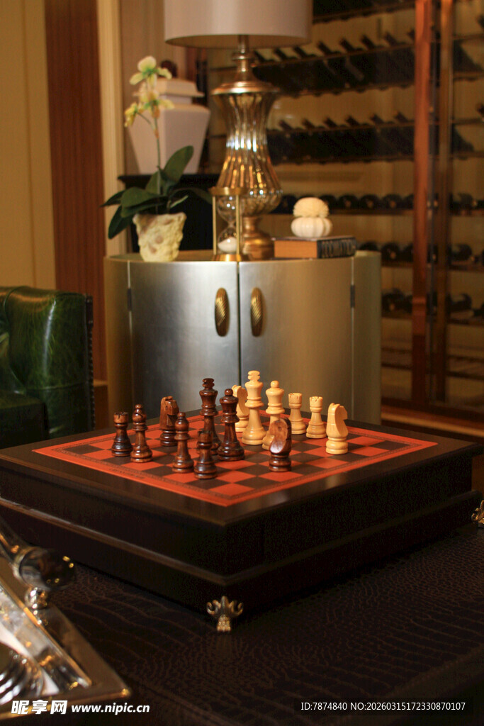 优雅室内的精致国际象棋桌