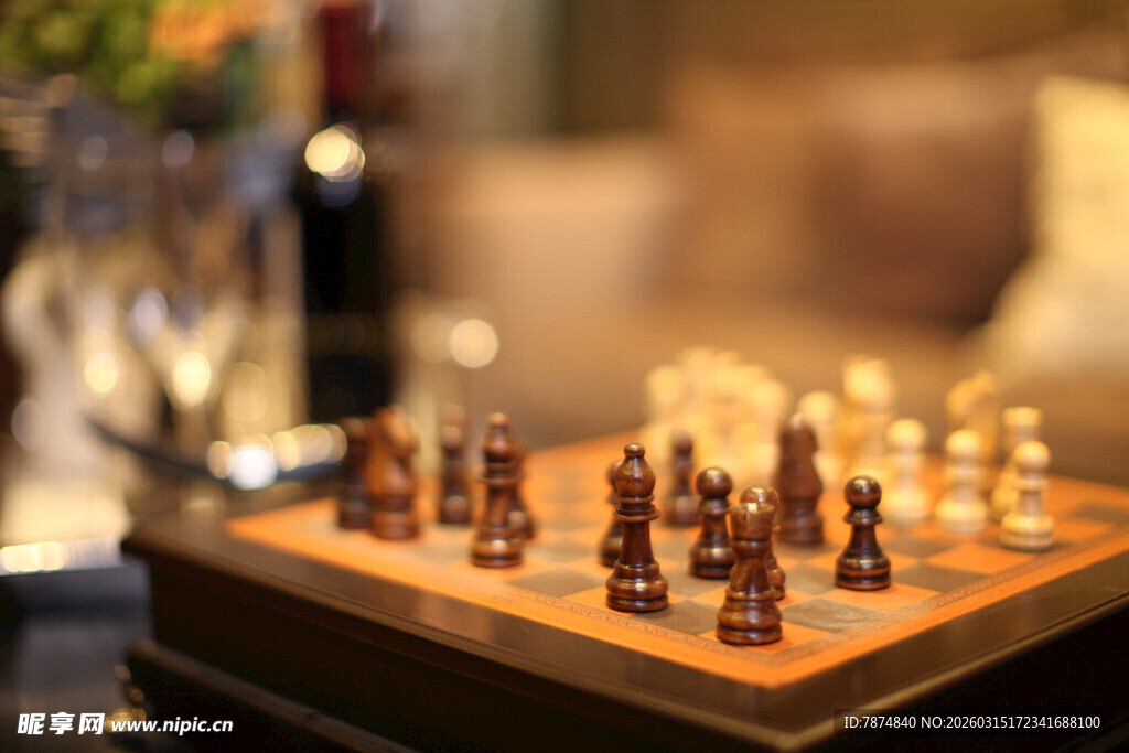 精致棋盘上的国际象棋博弈