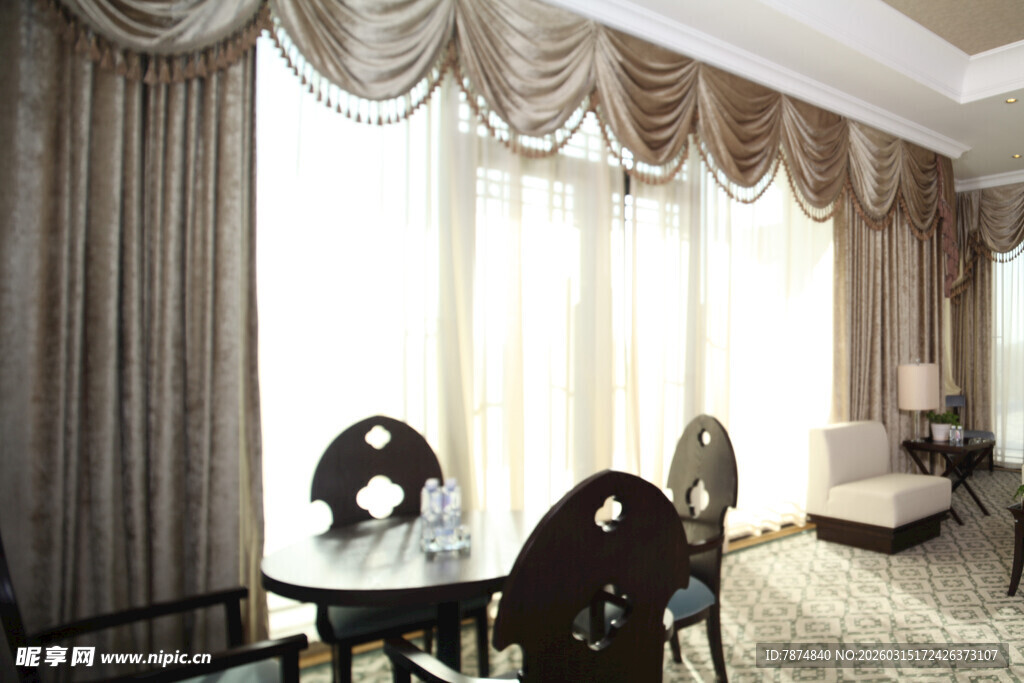 豪华客厅的精致窗帘布置