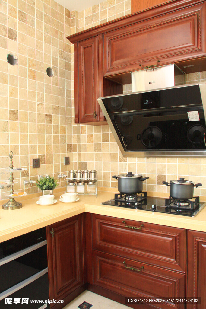 木质厨房橱柜与家电组合