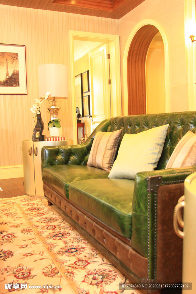 复古风格客厅绿色沙发一角