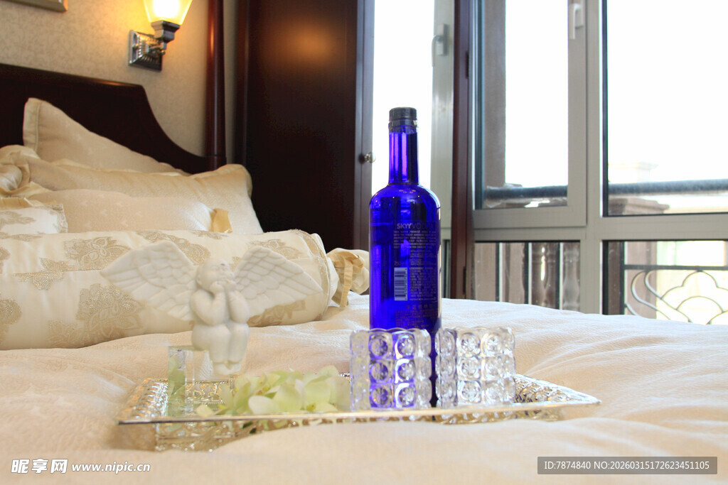 卧室中托盘上的蓝瓶与玻璃器