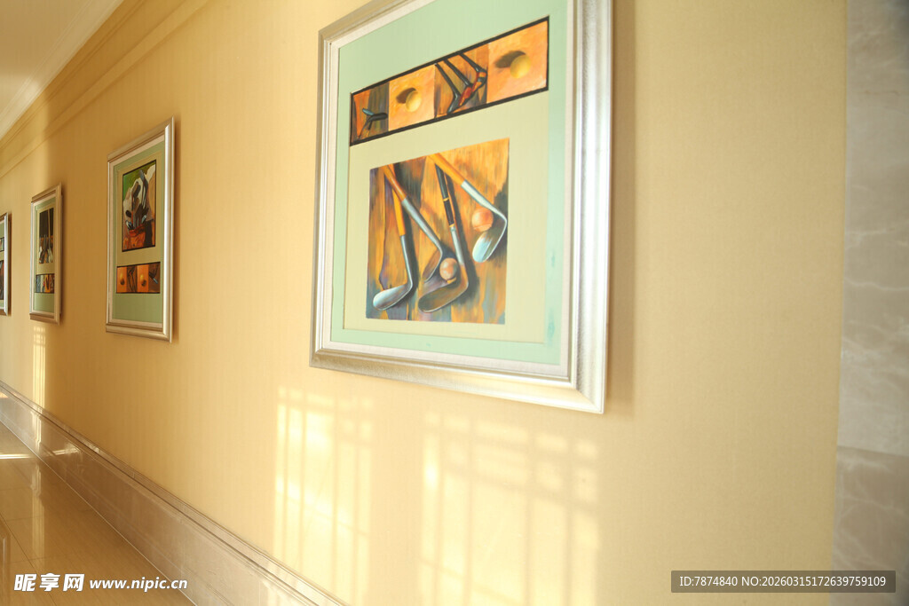 走廊墙面的艺术画作