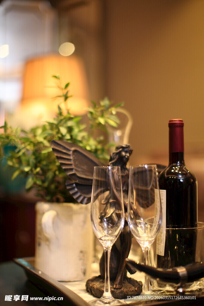 精致酒具与绿植装饰摆件