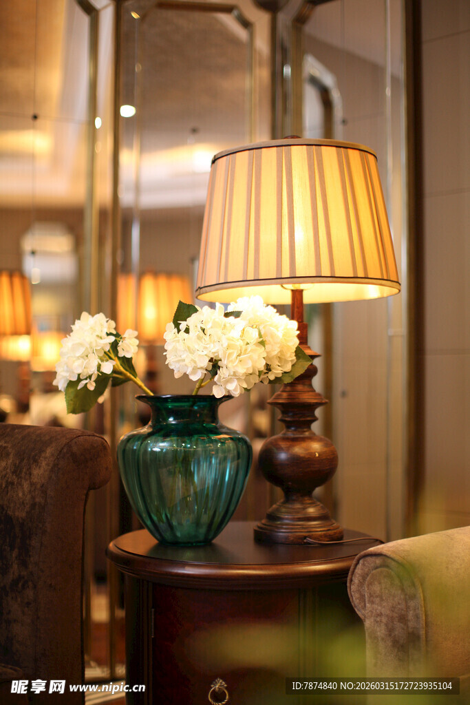 复古风室内温馨台灯花卉场景