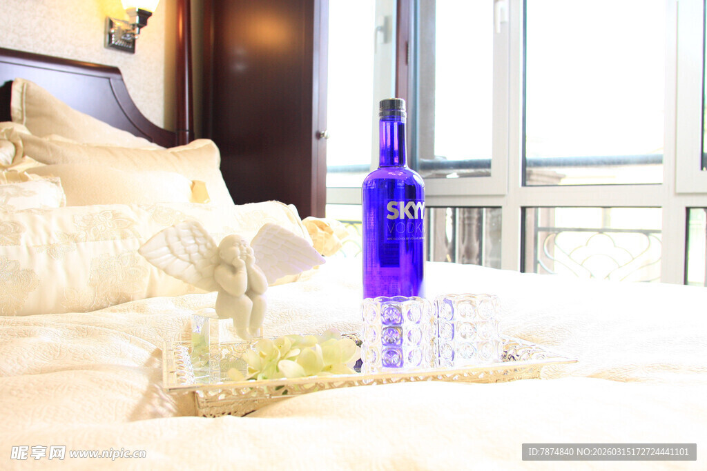 精致卧室中的紫色装饰摆件