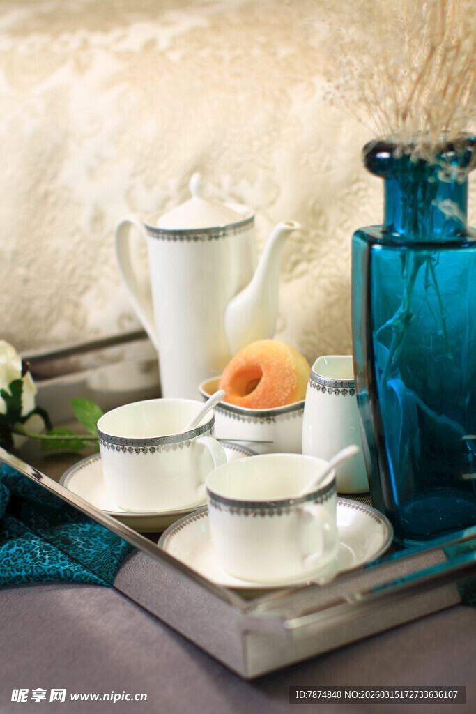 复古风茶具与水果摆盘