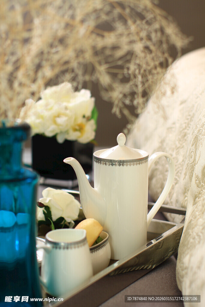 精致托盘上的家居装饰摆件