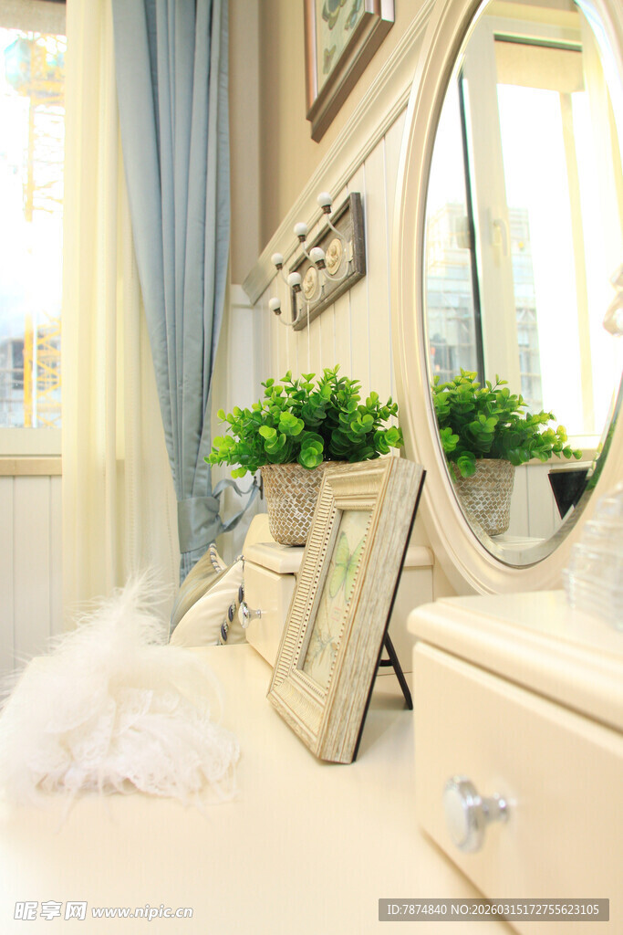 温馨卧室梳妆台精致一角