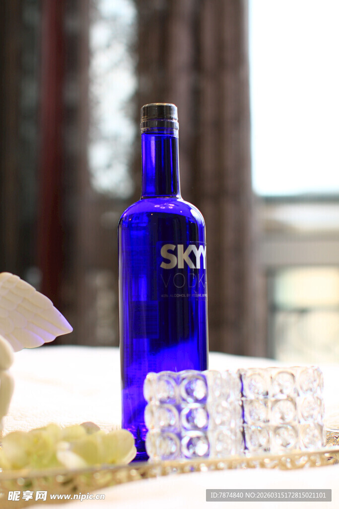 蓝色精致酒瓶及周边物件