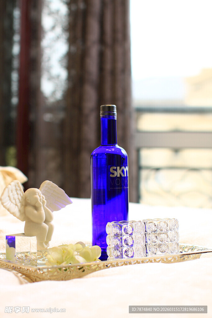 蓝色酒瓶与精致摆件组合