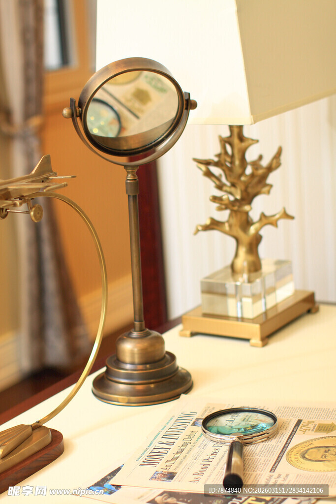 复古书房中的精致摆件