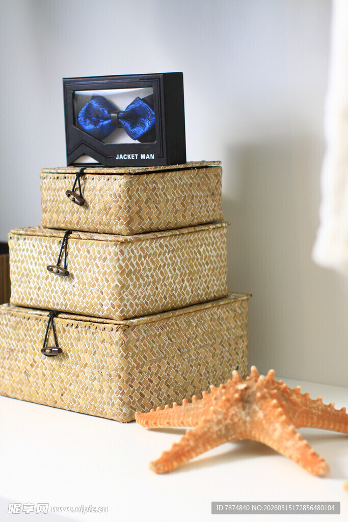 草编箱上的海洋风摆件