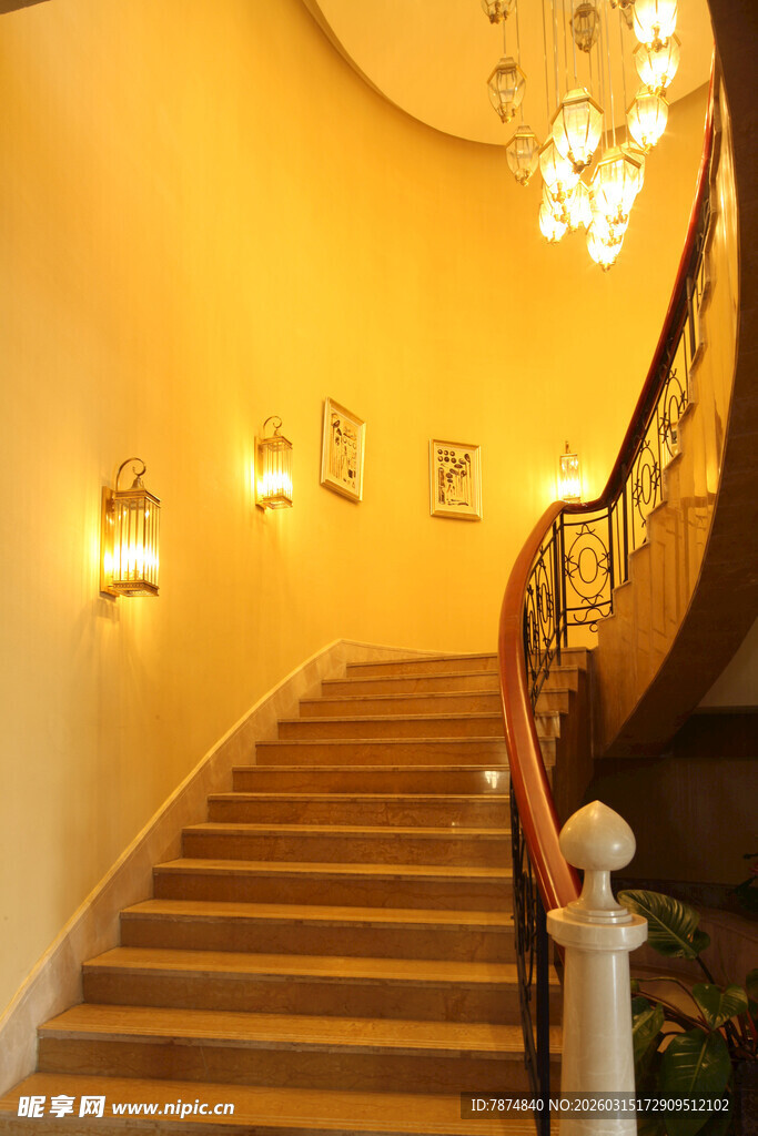 温馨典雅的室内旋转楼梯