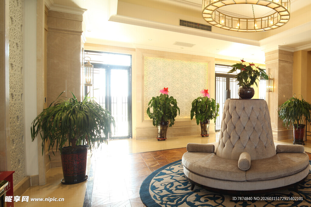 豪华大厅中的精致喷泉景观