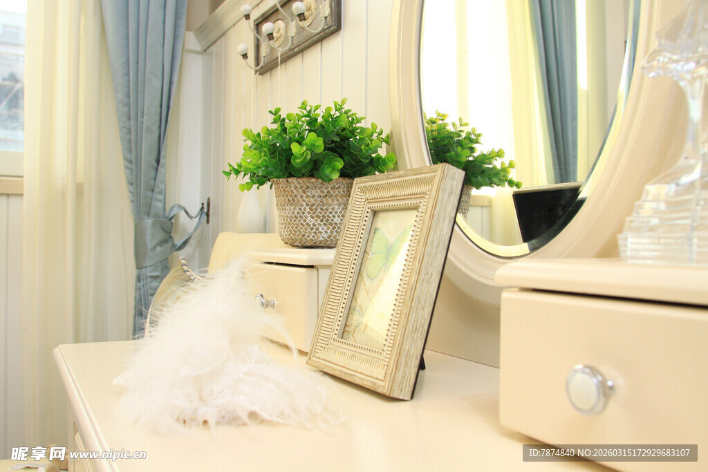 精致梳妆台 绿植添温馨