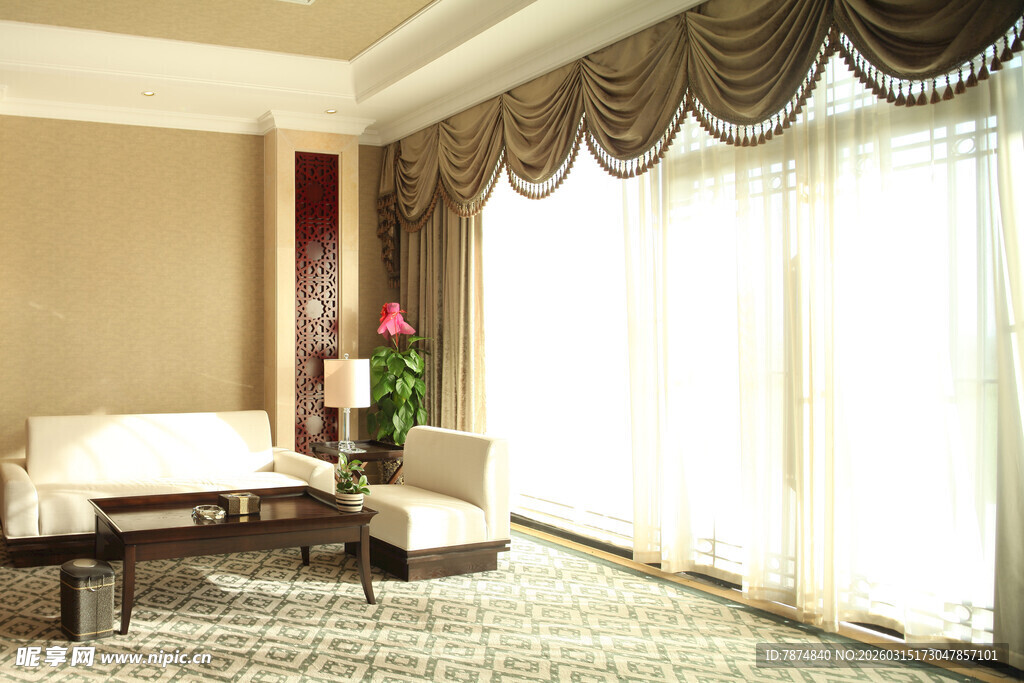 优雅客厅装饰窗帘与家具