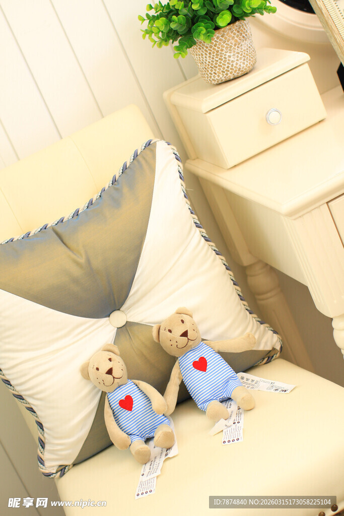 沙发上可爱的小熊玩偶