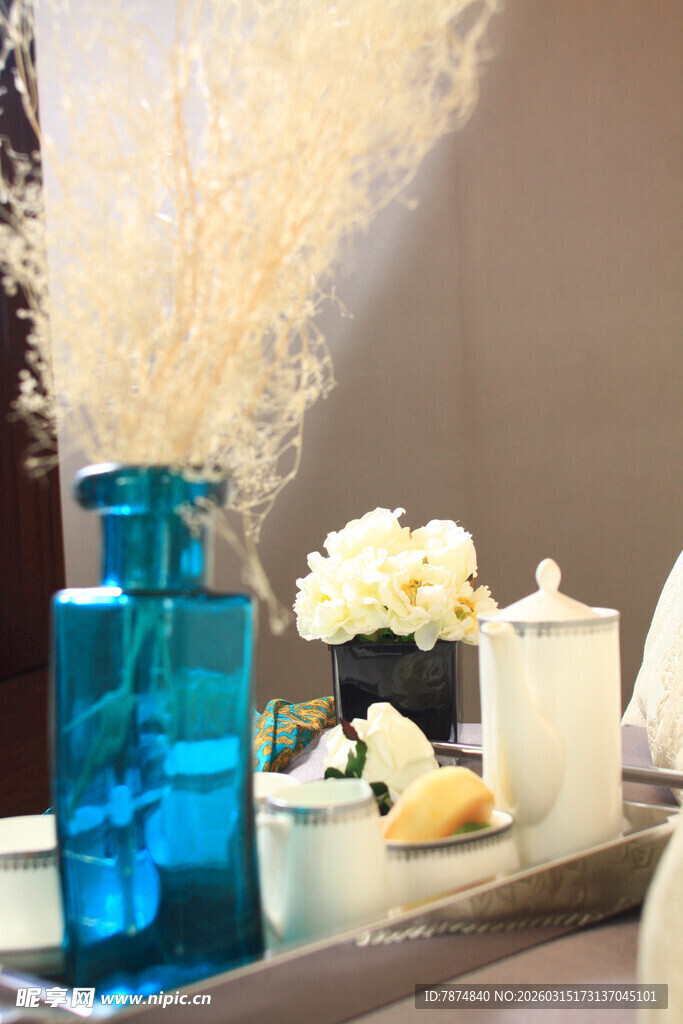 蓝色花瓶与精致桌面摆件