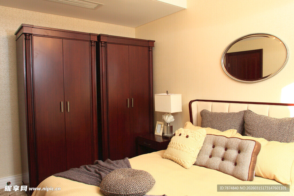 温馨卧室 简约木质衣柜床品