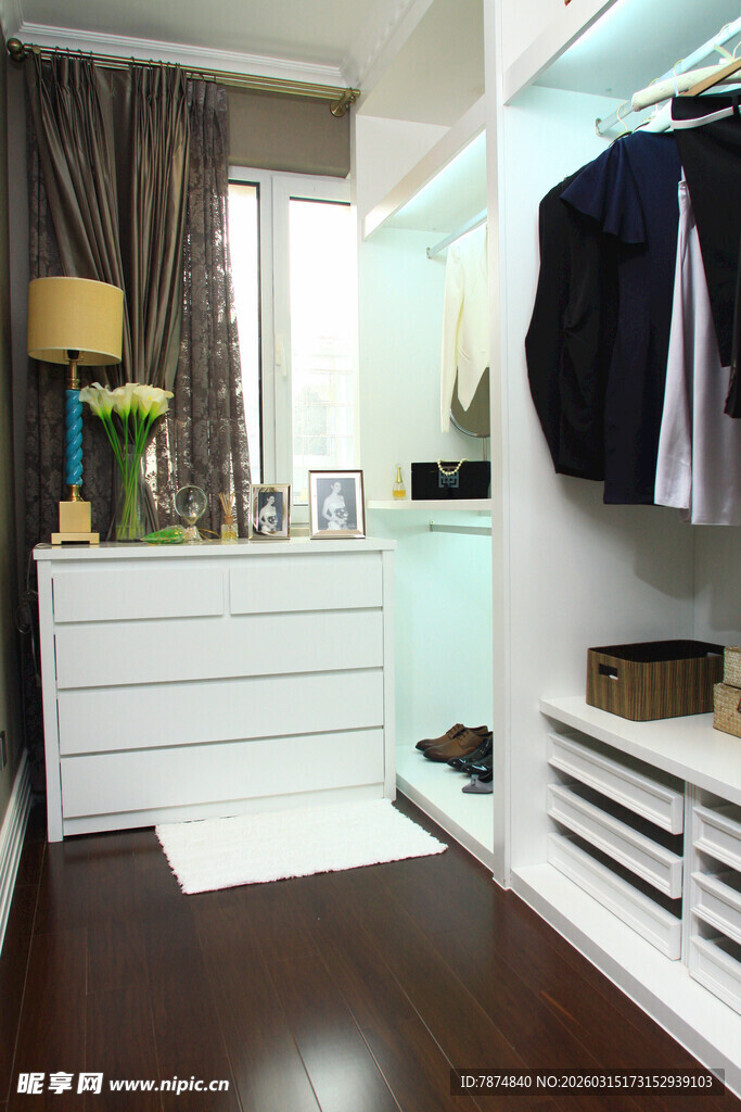 现代简约风格的衣帽间一角