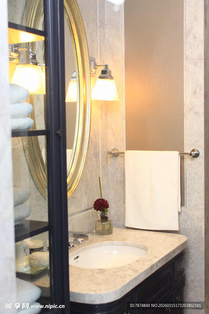 温馨浴室洗手台一角