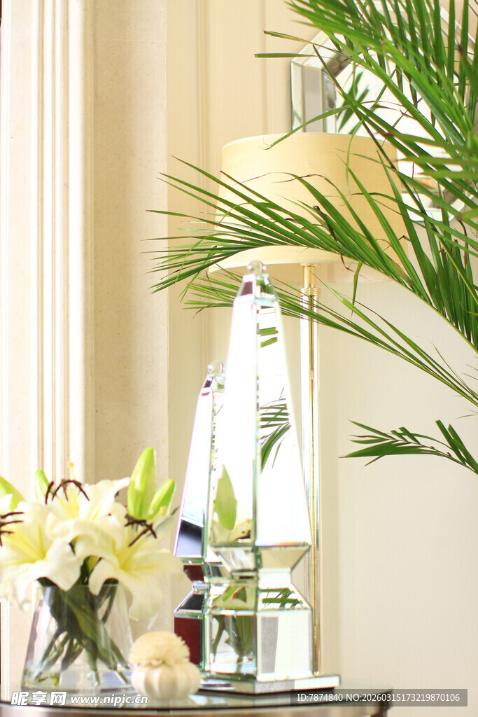 室内优雅摆件与绿植装饰