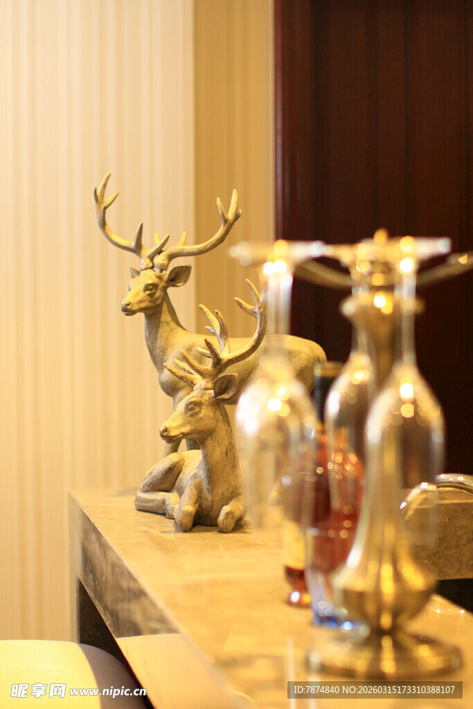金色鹿头摆件与精致瓶器