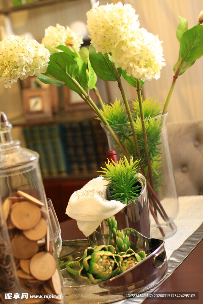 花瓶插花营造温馨室内氛围