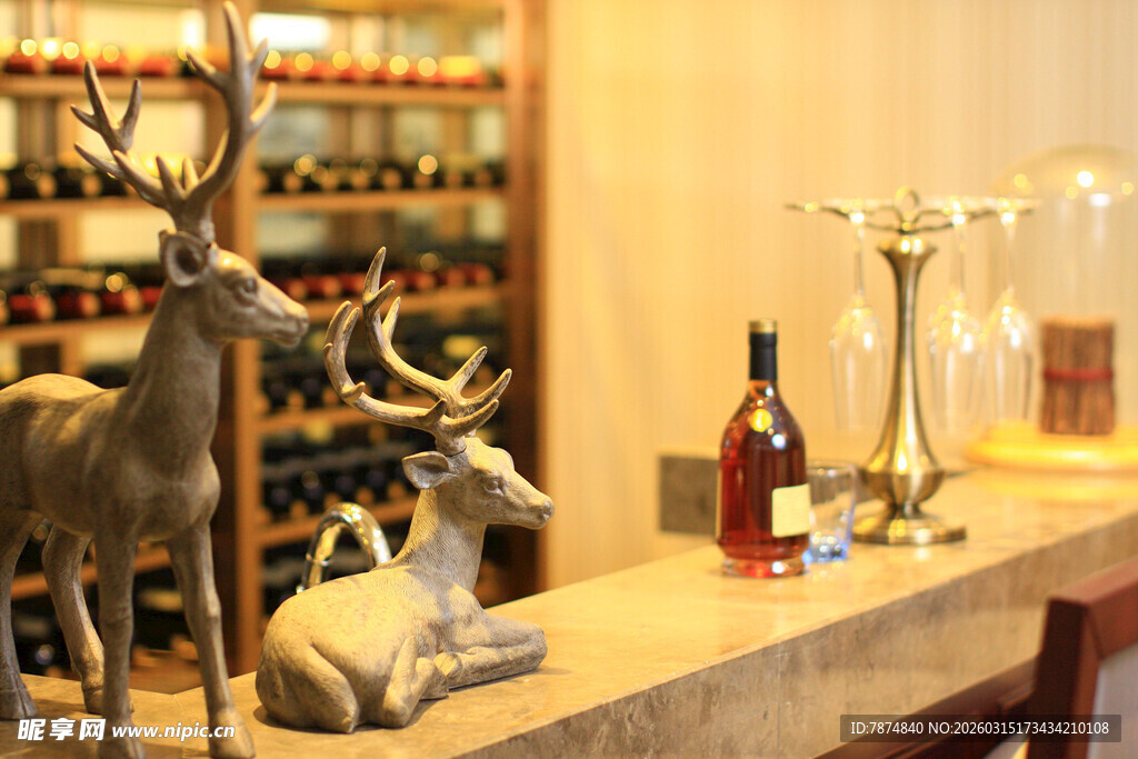 精致吧台的酒与动物摆件