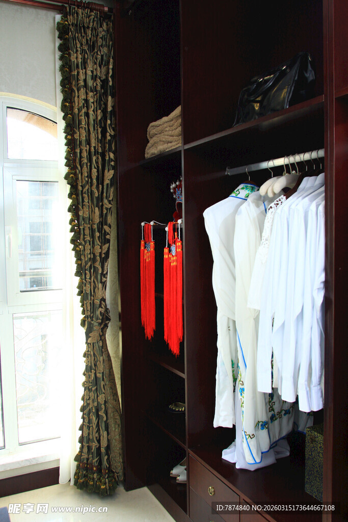衣柜内景展示 衣物配饰齐