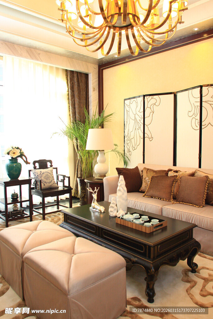 豪华温馨的中式客厅空间