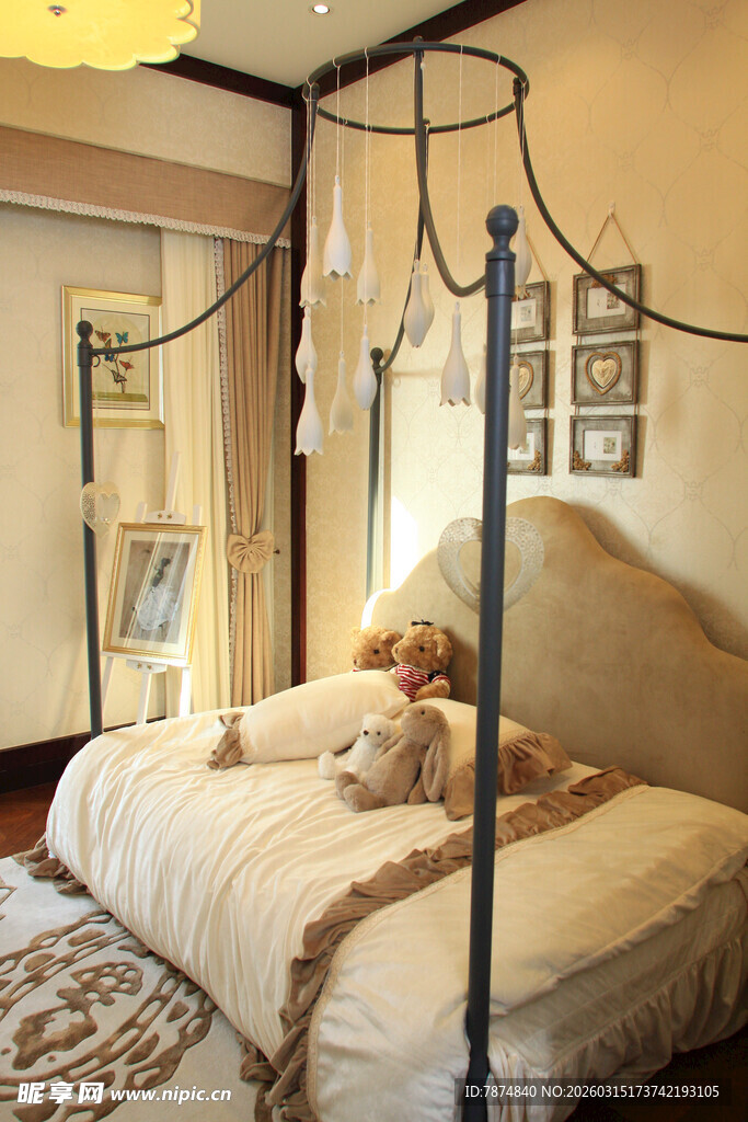 复古风四柱床卧室布置