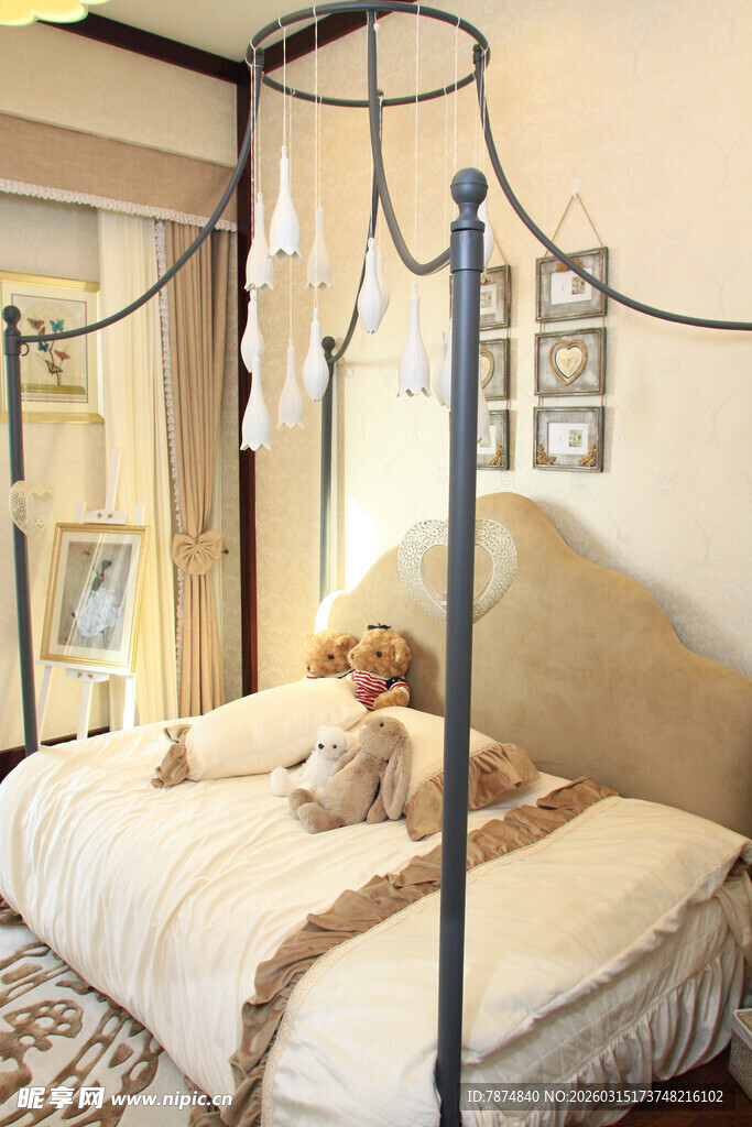 温馨复古四柱床卧室场景