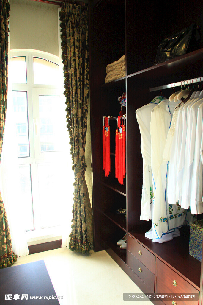 现代简约风格的衣物收纳间