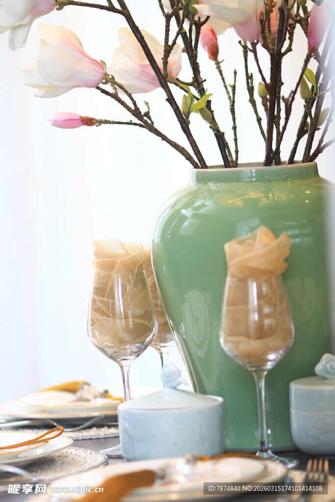 优雅餐桌布置与装饰花瓶