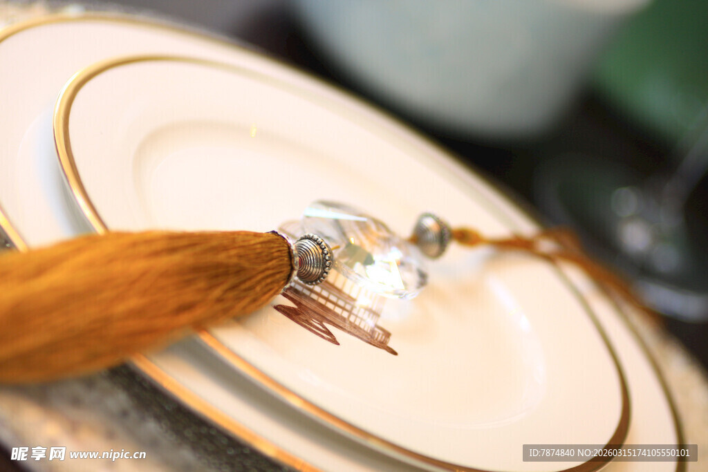 精致化妆刷置于瓷盘上